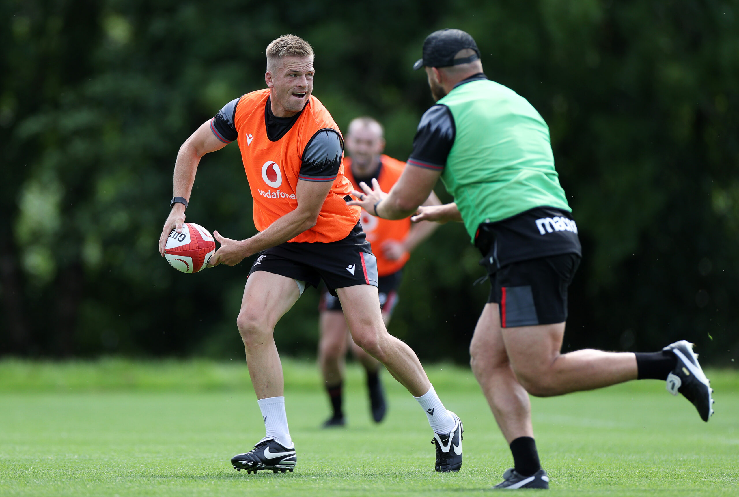 Gareth Anscombe has signed for Gloucester