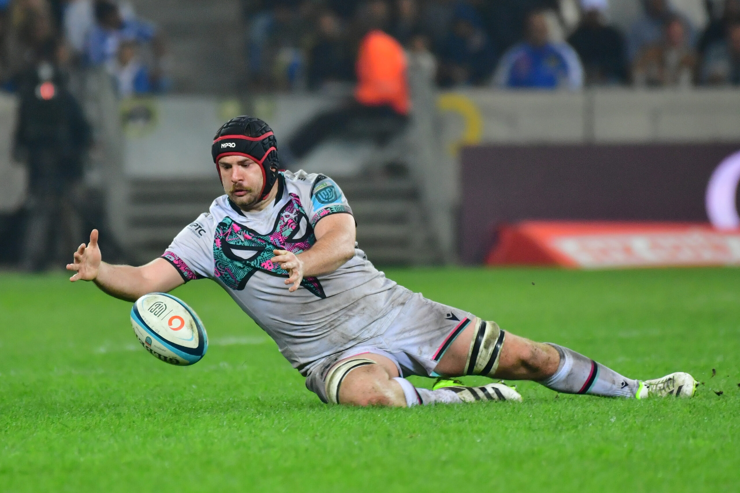 Morgan Morris scores a try against Stormers.