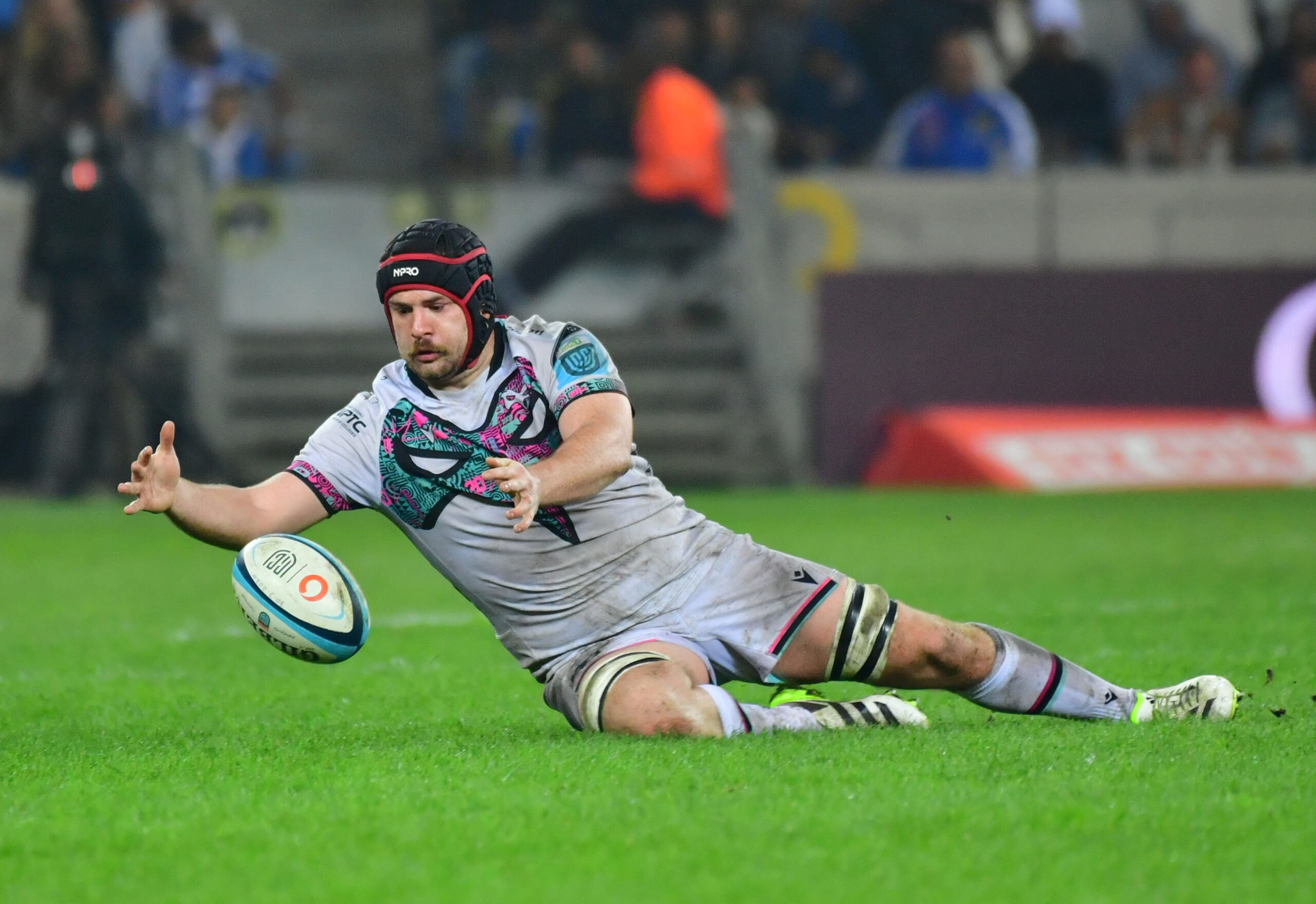 Morgan Morris scores a try against Stormers.