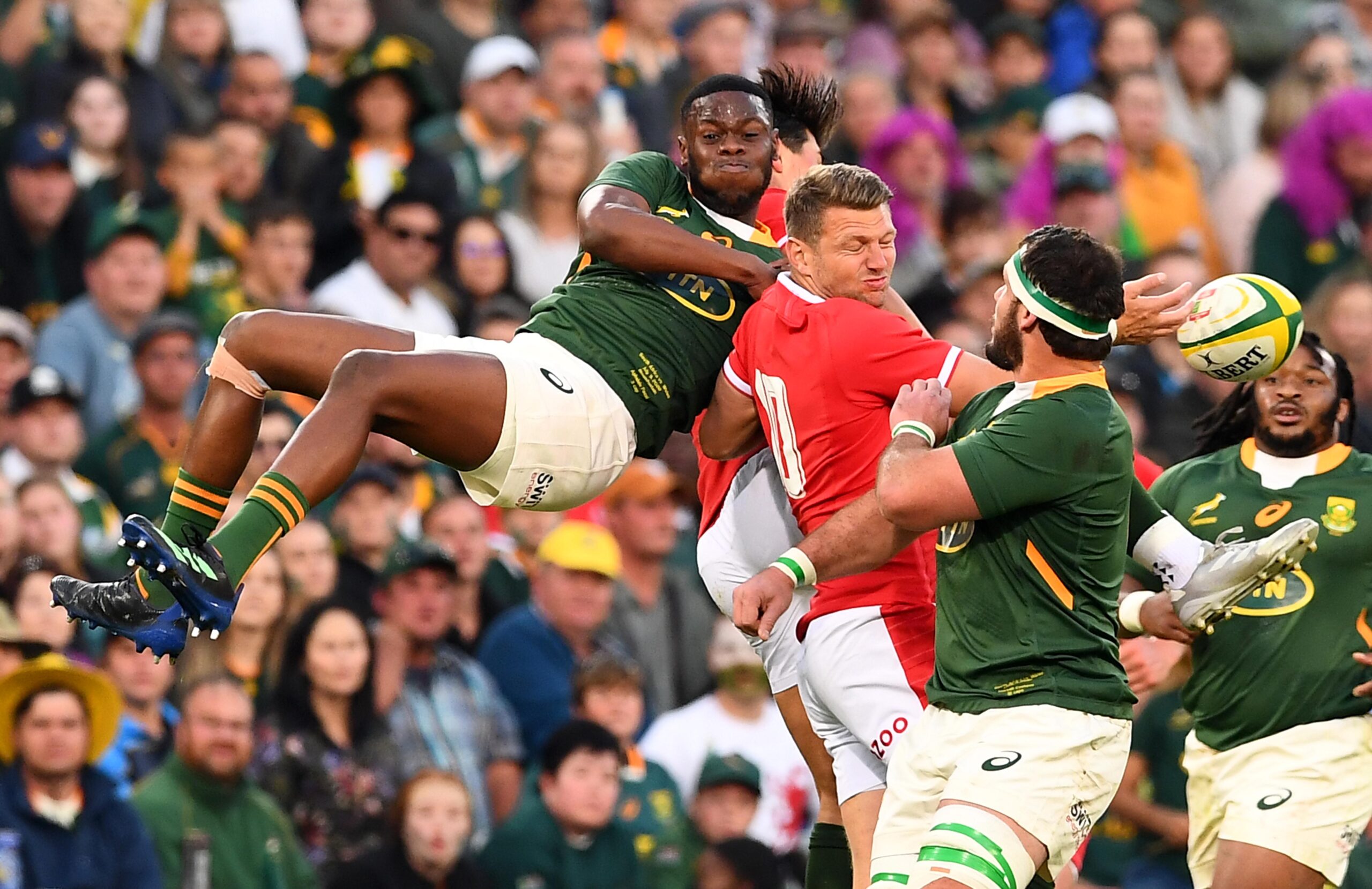 09.07.22 - South Africa v Wales - Castle Lager Incoming Series 2022 Second Test - Aphelele Fassi of South Africa competes in the air witgh Dan Biggar of Wales.